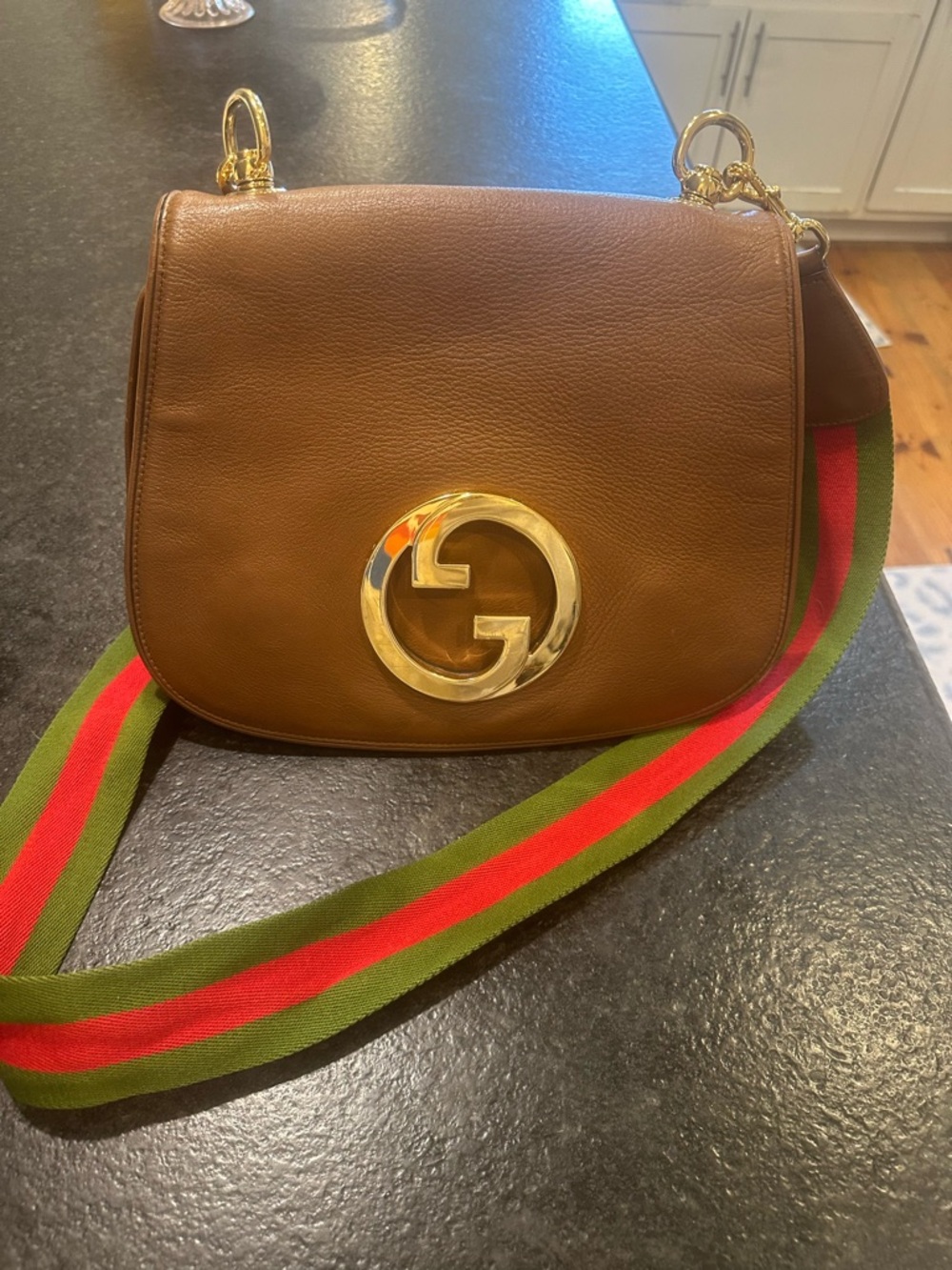 Gucci Tan Leather Shoulder Bag with Gold Logo - Picture 8 of 10